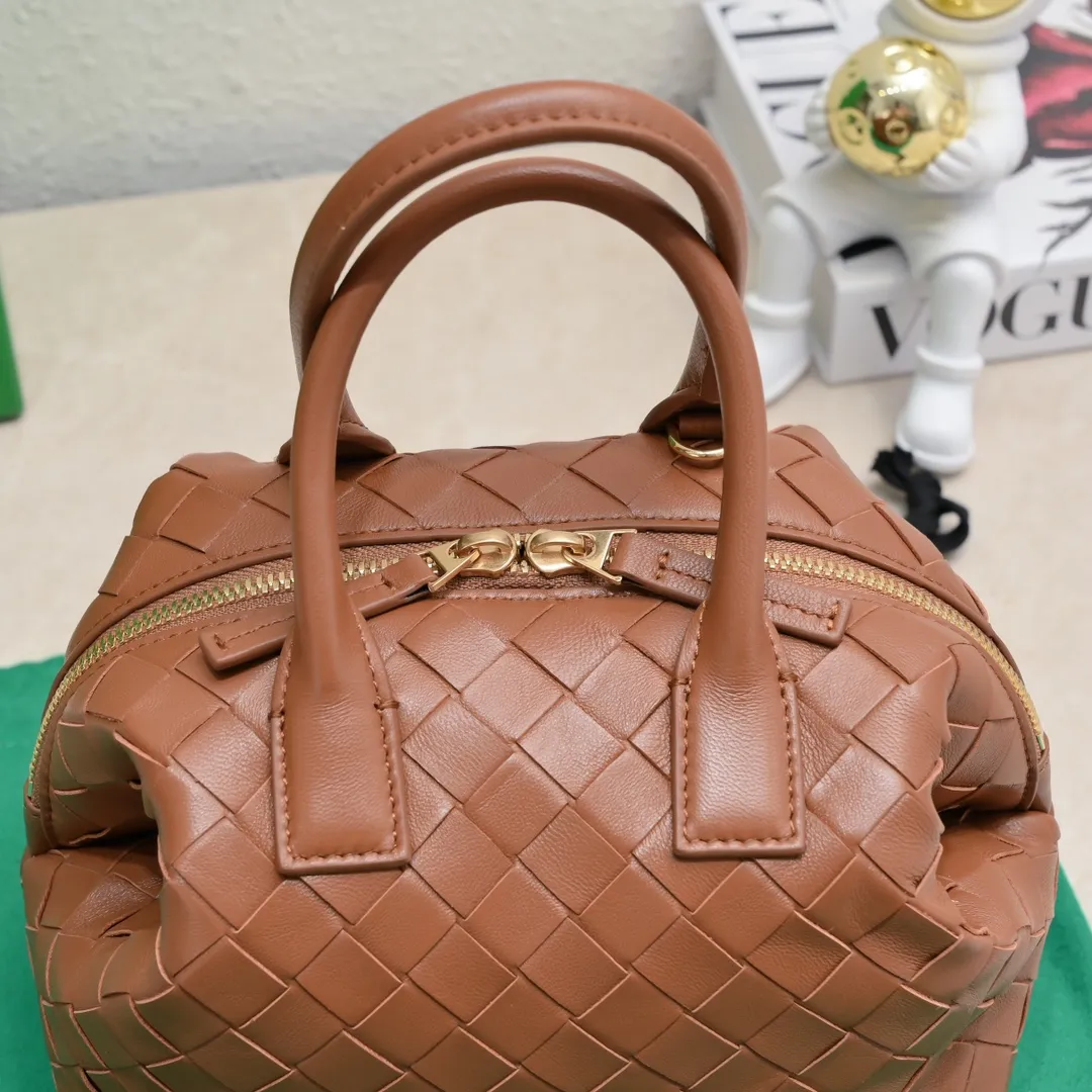 Batch 1560 #Bv Small Intrecciato woven leather bowling bag with detachable crossbody strap, single interior flat pocket, zipper closure "Classic weaving craftsmanship" is an indispensable symbol of the brand🔥. The meticulous weaving craftsmanship not only makes the bucket bag show a sense of high-end, but also adds a sense of agility to it, exuding a simple and elegant beauty. It is made of soft and delicate sheepskin texture. It is light and comfortable, and reveals a sense of high-end everywhere. The color matching is refreshing and clean, and the upper body is aged~concave shape! A bowling bag that can be used for both work and leisure. Size: 20.5*15.5*10cm, model: 7460#